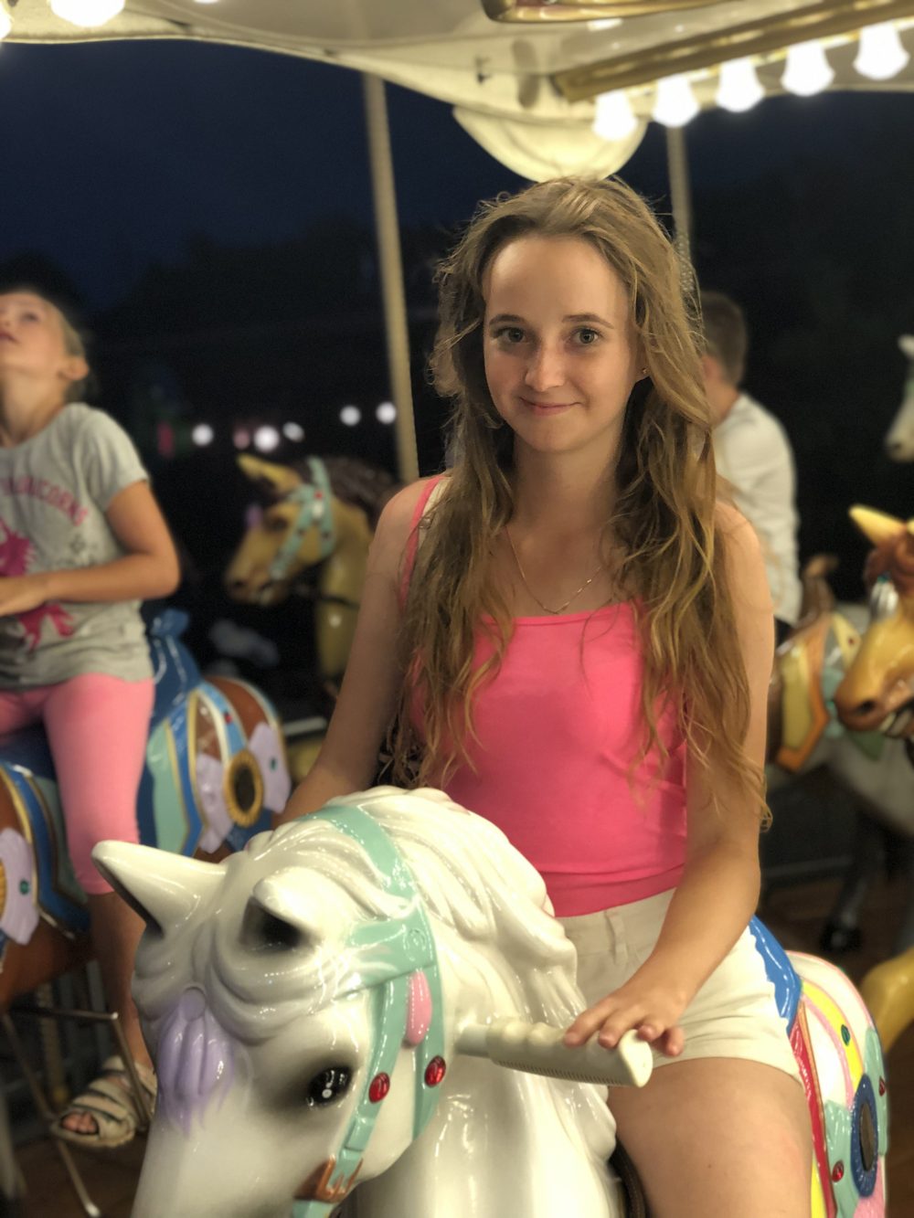 Martyna na karuzeli w wesołym miasteczku