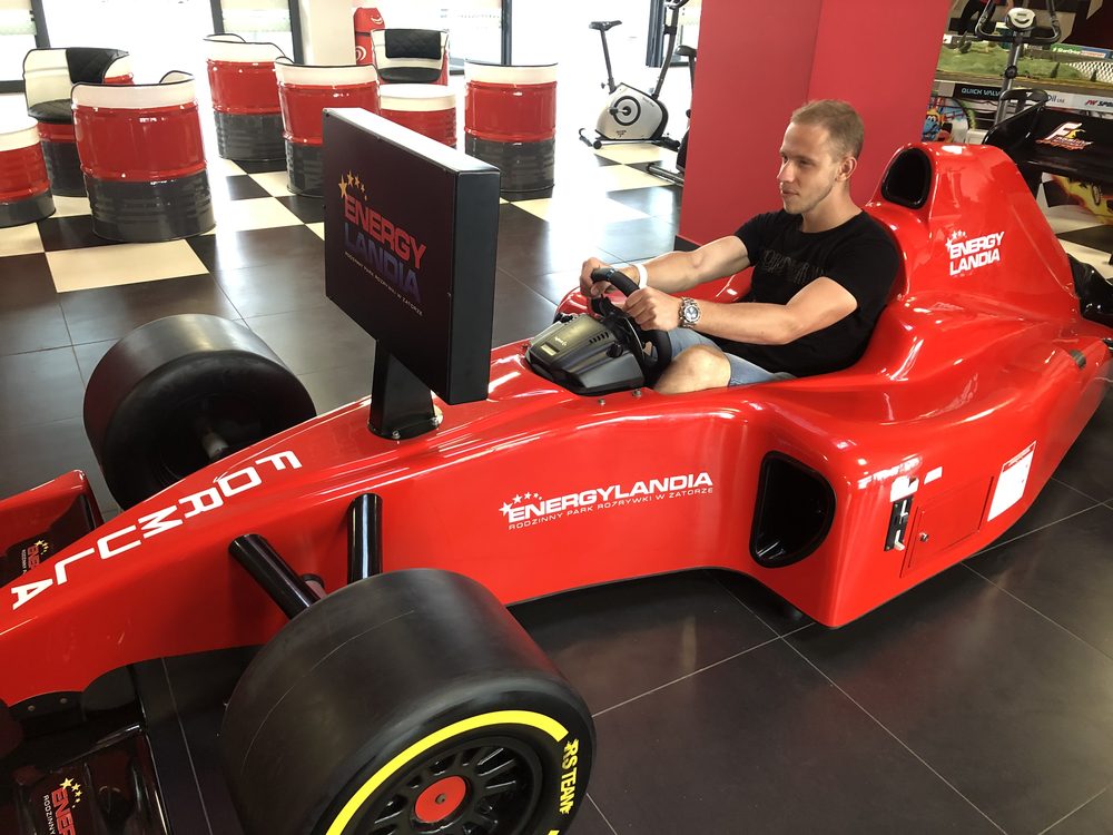Tomasz w symulatorze bolidu w parku rozrywki