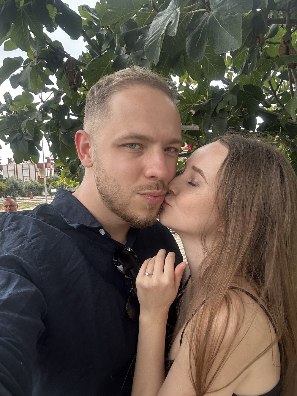 Martyna i Tomasz z pierścionkiem zaręczynowym